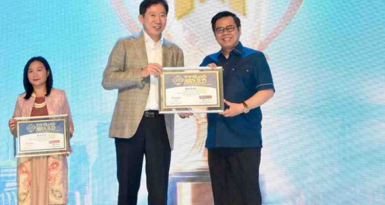 Penghargaan Top Brand Award 2025 diterima secara langsung oleh Pimpinan BAZNAS RI Bidang Pengumpulan, H. Rizaludin Kurniawan, M.Si., CFRM. di Jimbaran, Bali, Selasa malam (12/8/2025).