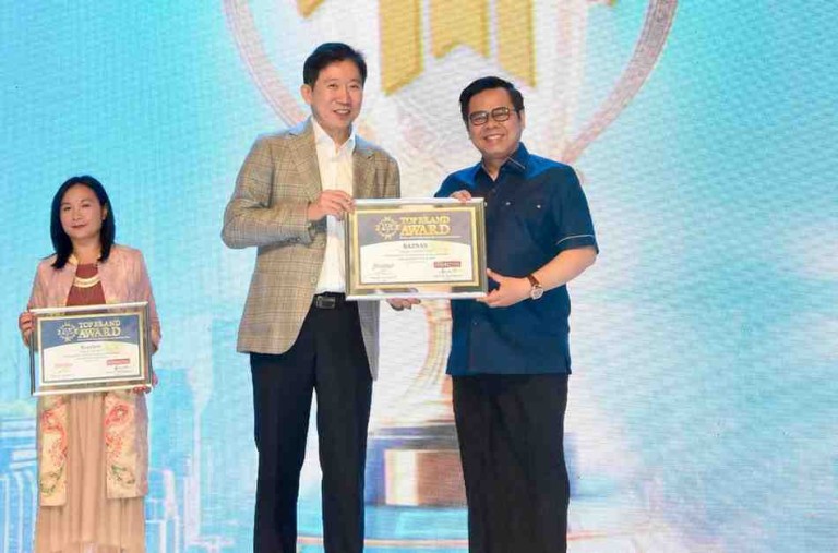 Penghargaan Top Brand Award 2025 diterima secara langsung oleh Pimpinan BAZNAS RI Bidang Pengumpulan, H. Rizaludin Kurniawan, M.Si., CFRM. di Jimbaran, Bali, Selasa malam (12/8/2025).
