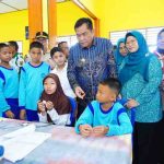 Bupati Musi Banyuasin (Muba) H. M. Toha Tohet, SH, bersama Ketua TP PKK Muba Hj. Patimah Toha, meninjau pelaksanaan Pemeriksaan Kesehatan Gratis (PKG) di SMP Negeri 6 Sekayu dan SMP Negeri 1 Sekayu, Kamis (14/8/2025).