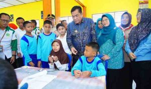Bupati Musi Banyuasin (Muba) H. M. Toha Tohet, SH, bersama Ketua TP PKK Muba Hj. Patimah Toha, meninjau pelaksanaan Pemeriksaan Kesehatan Gratis (PKG) di SMP Negeri 6 Sekayu dan SMP Negeri 1 Sekayu, Kamis (14/8/2025).