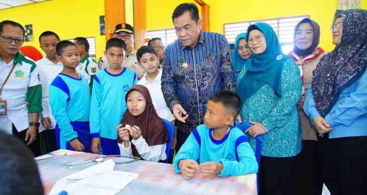 Bupati Musi Banyuasin (Muba) H. M. Toha Tohet, SH, bersama Ketua TP PKK Muba Hj. Patimah Toha, meninjau pelaksanaan Pemeriksaan Kesehatan Gratis (PKG) di SMP Negeri 6 Sekayu dan SMP Negeri 1 Sekayu, Kamis (14/8/2025).