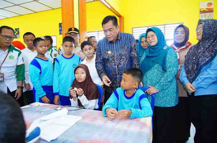 Bupati Musi Banyuasin (Muba) H. M. Toha Tohet, SH, bersama Ketua TP PKK Muba Hj. Patimah Toha, meninjau pelaksanaan Pemeriksaan Kesehatan Gratis (PKG) di SMP Negeri 6 Sekayu dan SMP Negeri 1 Sekayu, Kamis (14/8/2025).