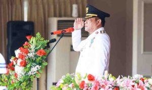 Bupati Muba, H M Toha Tohet SH, bertindak sebagai Inspektur Upacara.