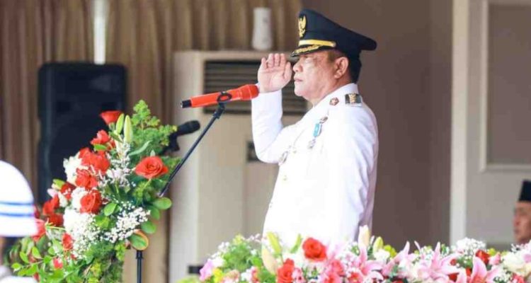 Bupati Muba, H M Toha Tohet SH, bertindak sebagai Inspektur Upacara.