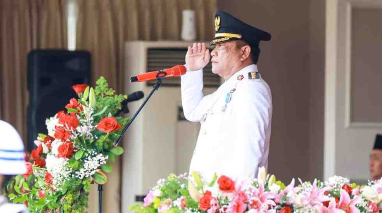 Bupati Muba, H M Toha Tohet SH, bertindak sebagai Inspektur Upacara.