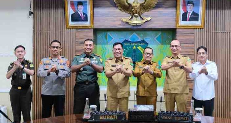 Pasca diterbitkannya Peraturan Menteri (Permen) ESDM Nomor 14 Tahun 2025 tentang legalitas pengeboran sumur minyak rakyat, Bupati Muba HM Toha gerak cepat menindaklanjuti Permen tersebut.