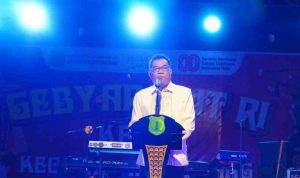 Ribuan masyarakat Kecamatan Keluang memadati Lapangan Bola Kaki Desa Mekar Jaya (A3), Rabu (20/8/2025) malam.