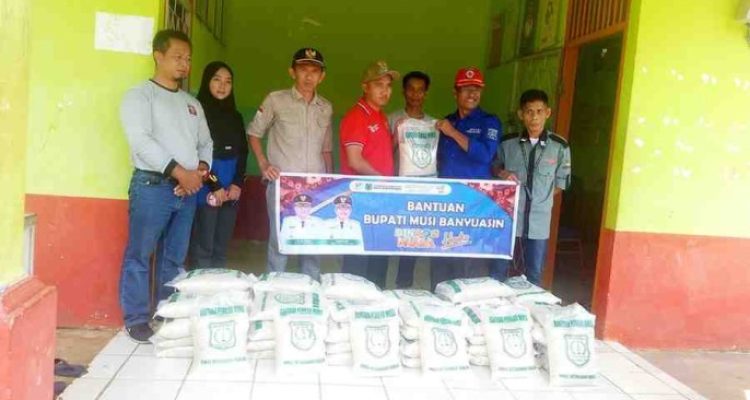 Pemerintah Kabupaten Musi Banyuasin (Pemkab Muba) menyalurkan bantuan pangan bagi warga yang terdampak angin puting beliung di Desa Mekar Jaya, Kecamatan Jirak Jaya, Sabtu (23/8/2025).