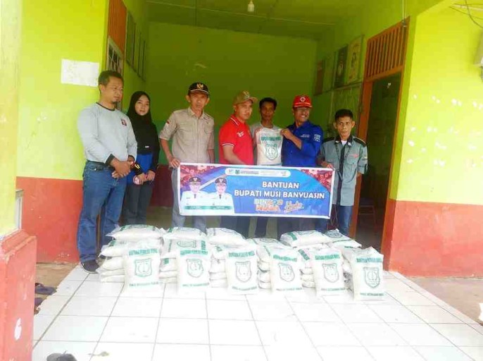 Pemerintah Kabupaten Musi Banyuasin (Pemkab Muba) menyalurkan bantuan pangan bagi warga yang terdampak angin puting beliung di Desa Mekar Jaya, Kecamatan Jirak Jaya, Sabtu (23/8/2025).