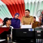 Ada yang berbeda dari aktivitasnya hari itu karena hari itu jadi pengalaman pertamanya membuat KTP, dokumen penting yang biasa harus diurus ke Kayuagung
