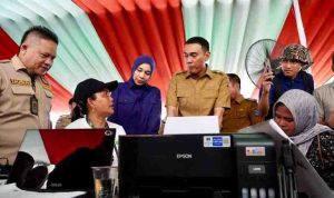 Ada yang berbeda dari aktivitasnya hari itu karena hari itu jadi pengalaman pertamanya membuat KTP, dokumen penting yang biasa harus diurus ke Kayuagung