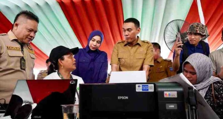 Ada yang berbeda dari aktivitasnya hari itu karena hari itu jadi pengalaman pertamanya membuat KTP, dokumen penting yang biasa harus diurus ke Kayuagung
