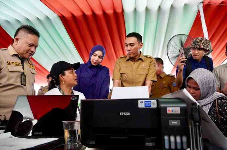 Ada yang berbeda dari aktivitasnya hari itu karena hari itu jadi pengalaman pertamanya membuat KTP, dokumen penting yang biasa harus diurus ke Kayuagung