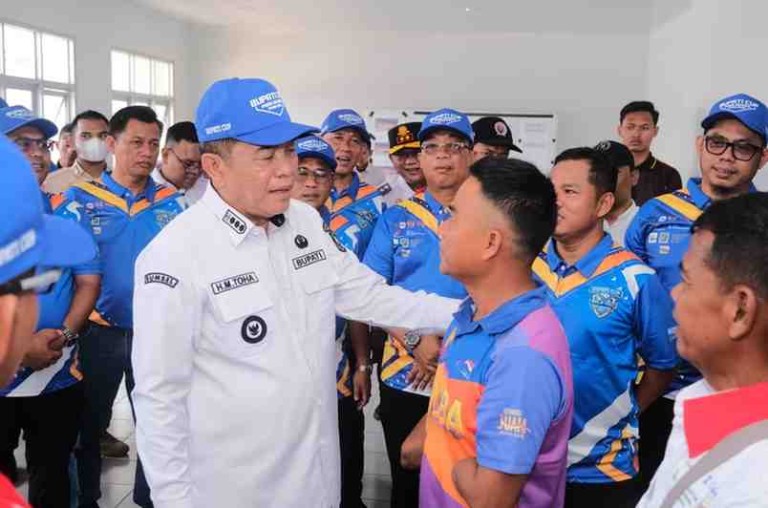 Servis perdana Bupati Muba H M Toha Tohet SH menjadi tanda resmi dimulainya perhelatan Bupati Cup Voli dan Para Renang 2025 di Stable Berkuda Sekayu, Rabu (27/8/2025).