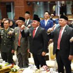 H. Herman Deru, didampingi oleh Wakil Gubernur Sumsel, H. Cik Ujang, mendengarkan pidato kenegaraan Presiden RI, Prabowo Subianto. Acara ini berlangsung di Ruang Rapat Paripurna DPRD Sumsel, Jumat (15/08/2025).