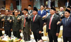 H. Herman Deru, didampingi oleh Wakil Gubernur Sumsel, H. Cik Ujang, mendengarkan pidato kenegaraan Presiden RI, Prabowo Subianto. Acara ini berlangsung di Ruang Rapat Paripurna DPRD Sumsel, Jumat (15/08/2025).