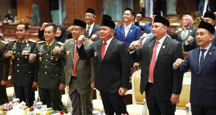 H. Herman Deru, didampingi oleh Wakil Gubernur Sumsel, H. Cik Ujang, mendengarkan pidato kenegaraan Presiden RI, Prabowo Subianto. Acara ini berlangsung di Ruang Rapat Paripurna DPRD Sumsel, Jumat (15/08/2025).