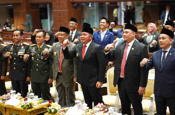 H. Herman Deru, didampingi oleh Wakil Gubernur Sumsel, H. Cik Ujang, mendengarkan pidato kenegaraan Presiden RI, Prabowo Subianto. Acara ini berlangsung di Ruang Rapat Paripurna DPRD Sumsel, Jumat (15/08/2025).