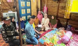 Hj. Eva Susanti, melaksanakan kunjungan sosial ke permukiman padat penduduk di Kelurahan Ogan Baru, Kecamatan Kertapati, Palembang. (MUSINEWS.ID/HAIRUDIN) Hj. Eva Susanti, melaksanakan kunjungan sosial ke permukiman padat penduduk di Kelurahan Ogan Baru, Kecamatan Kertapati, Palembang. (MUSINEWS.ID/HAIRUDIN)