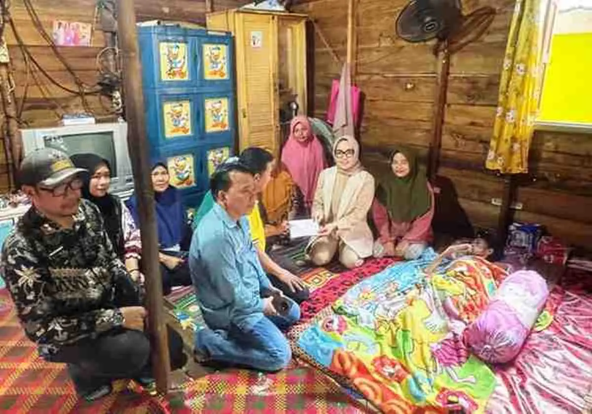 Hj. Eva Susanti, melaksanakan kunjungan sosial ke permukiman padat penduduk di Kelurahan Ogan Baru, Kecamatan Kertapati, Palembang. (MUSINEWS.ID/HAIRUDIN)