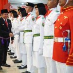 Gubernur Sumatera Selatan H. Herman Deru didampingi Wakil Gubernur H. Cik Ujang secara resmi mengukuhkan Pasukan Pengibar Bendera Pusaka (Paskibraka) Provinsi Sumatera Selatan Tahun 2025, Rabu (13/8/2025) malam, di Griya Agung Palembang.