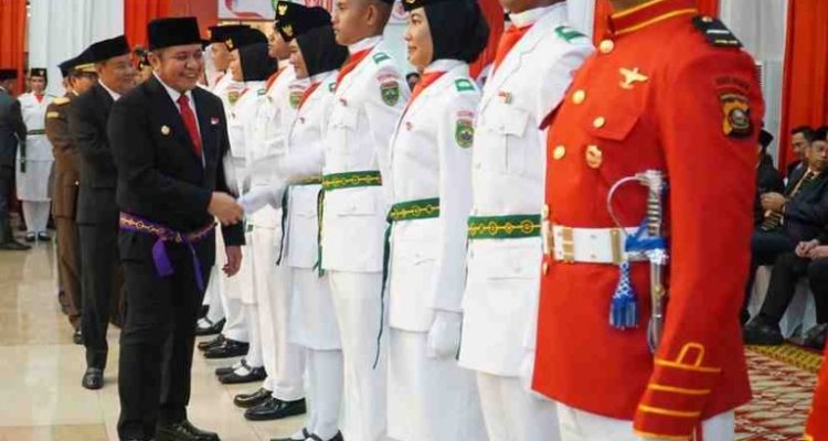 Gubernur Sumatera Selatan H. Herman Deru didampingi Wakil Gubernur H. Cik Ujang secara resmi mengukuhkan Pasukan Pengibar Bendera Pusaka (Paskibraka) Provinsi Sumatera Selatan Tahun 2025, Rabu (13/8/2025) malam, di Griya Agung Palembang.