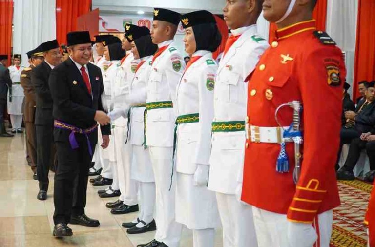 Gubernur Sumatera Selatan H. Herman Deru didampingi Wakil Gubernur H. Cik Ujang secara resmi mengukuhkan Pasukan Pengibar Bendera Pusaka (Paskibraka) Provinsi Sumatera Selatan Tahun 2025, Rabu (13/8/2025) malam, di Griya Agung Palembang.