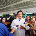 Wakil Menteri Transmigrasi, Viva Yoga, memberikan keterangan kepada wartawan terkait keberangkatan ke 154 kawasan transmigrasi, pada hari Selasa, tanggal 26 Agustus 2025, dari Terminal Keberangkatan Domestik, Bandara Internasional Soekarno-Hatta, Tangerang, Banten. (MUSINEWS.ID/HAIRUDIN)