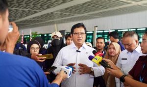 Wakil Menteri Transmigrasi, Viva Yoga, memberikan keterangan kepada wartawan terkait keberangkatan ke 154 kawasan transmigrasi, pada hari Selasa, tanggal 26 Agustus 2025, dari Terminal Keberangkatan Domestik, Bandara Internasional Soekarno-Hatta, Tangerang, Banten. (MUSINEWS.ID/HAIRUDIN)