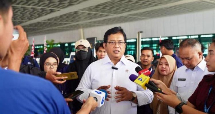 Wakil Menteri Transmigrasi, Viva Yoga, memberikan keterangan kepada wartawan terkait keberangkatan ke 154 kawasan transmigrasi, pada hari Selasa, tanggal 26 Agustus 2025, dari Terminal Keberangkatan Domestik, Bandara Internasional Soekarno-Hatta, Tangerang, Banten. (MUSINEWS.ID/HAIRUDIN)