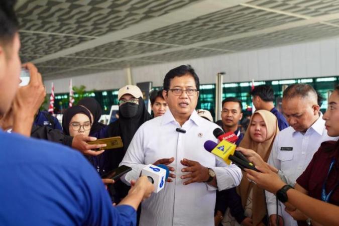 Wakil Menteri Transmigrasi, Viva Yoga, memberikan keterangan kepada wartawan terkait keberangkatan ke 154 kawasan transmigrasi, pada hari Selasa, tanggal 26 Agustus 2025, dari Terminal Keberangkatan Domestik, Bandara Internasional Soekarno-Hatta, Tangerang, Banten. (MUSINEWS.ID/HAIRUDIN)