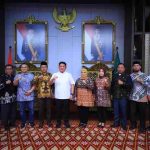 H. Herman Deru, menerima perwakilan lurah dan kepala desa dari Provinsi Sumsel yang akan berpartisipasi dalam Peace Maker Justice Award 2025. Pertemuan silaturahmi ini berlangsung di Griya Agung pada Jumat (22/08/2025).