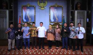 H. Herman Deru, menerima perwakilan lurah dan kepala desa dari Provinsi Sumsel yang akan berpartisipasi dalam Peace Maker Justice Award 2025. Pertemuan silaturahmi ini berlangsung di Griya Agung pada Jumat (22/08/2025).
