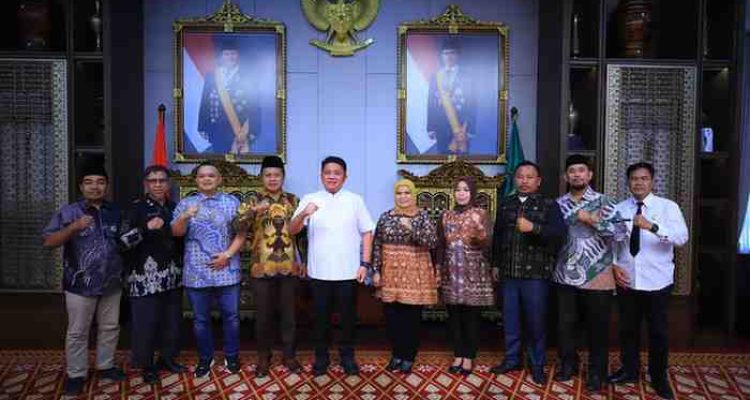 H. Herman Deru, menerima perwakilan lurah dan kepala desa dari Provinsi Sumsel yang akan berpartisipasi dalam Peace Maker Justice Award 2025. Pertemuan silaturahmi ini berlangsung di Griya Agung pada Jumat (22/08/2025).