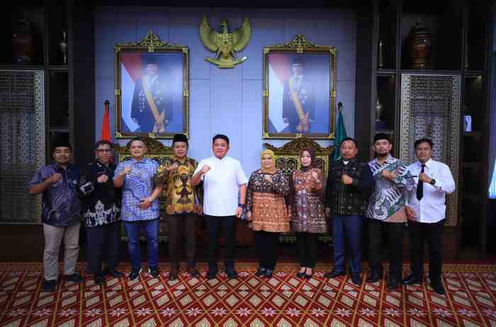 H. Herman Deru, menerima perwakilan lurah dan kepala desa dari Provinsi Sumsel yang akan berpartisipasi dalam Peace Maker Justice Award 2025. Pertemuan silaturahmi ini berlangsung di Griya Agung pada Jumat (22/08/2025).