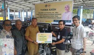Dinas Lingkungan Hidup (DLH) menerima bantuan lima unit kendaraan roda tiga pengangkut sampah dari Kementerian Lingkungan Hidup dan Kehutanan (KLHK).