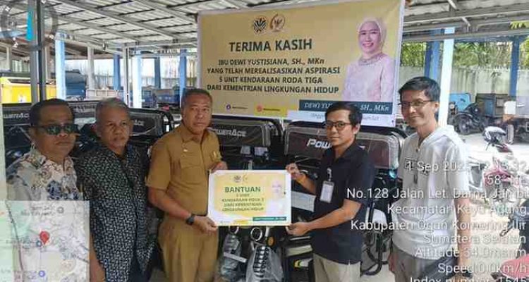 Dinas Lingkungan Hidup (DLH) menerima bantuan lima unit kendaraan roda tiga pengangkut sampah dari Kementerian Lingkungan Hidup dan Kehutanan (KLHK).