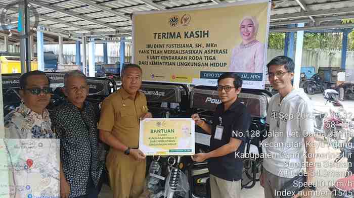 Dinas Lingkungan Hidup (DLH) menerima bantuan lima unit kendaraan roda tiga pengangkut sampah dari Kementerian Lingkungan Hidup dan Kehutanan (KLHK).