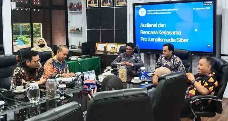 Suasana pertemuan antara Pengurus DPP PJS dengan pimpinan FDIKOM UIN Syarif Hidayatullah Jakarta, Kamis (04/05/2025).