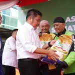 H. Herman Deru membagikan sebanyak 50 ton beras kepada seluruh pengemudi yang terdata, tidak hanya yang tergabung dalam Asosiasi Driver Online (ADO), tetapi juga seluruh pengemudi ojek online di Kota Palembang