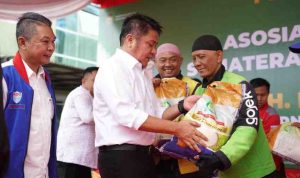 H. Herman Deru membagikan sebanyak 50 ton beras kepada seluruh pengemudi yang terdata, tidak hanya yang tergabung dalam Asosiasi Driver Online (ADO), tetapi juga seluruh pengemudi ojek online di Kota Palembang
