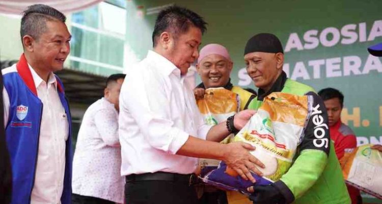 H. Herman Deru membagikan sebanyak 50 ton beras kepada seluruh pengemudi yang terdata, tidak hanya yang tergabung dalam Asosiasi Driver Online (ADO), tetapi juga seluruh pengemudi ojek online di Kota Palembang