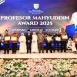 Malam puncak Profesor Mahyuddin Award (PMA) tahun 2025 berlangsung penuh makna di Ballroom The Zuri Hotel, Minggu malam, tanggal 14 September 2025.
