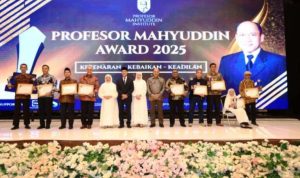 Malam puncak Profesor Mahyuddin Award (PMA) tahun 2025 berlangsung penuh makna di Ballroom The Zuri Hotel, Minggu malam, tanggal 14 September 2025.