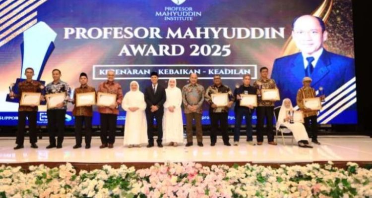 Malam puncak Profesor Mahyuddin Award (PMA) tahun 2025 berlangsung penuh makna di Ballroom The Zuri Hotel, Minggu malam, tanggal 14 September 2025.