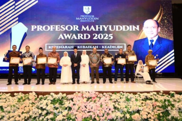 Malam puncak Profesor Mahyuddin Award (PMA) tahun 2025 berlangsung penuh makna di Ballroom The Zuri Hotel, Minggu malam, tanggal 14 September 2025.