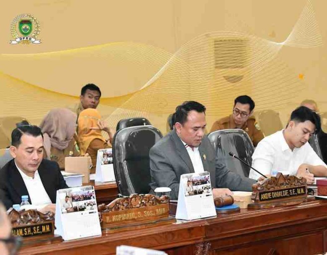 Ketua Dewan Perwakilan Rakyat Daerah (DPRD) Provinsi Sumsel Andie Denaldie bersama anggota menggelar rapat Badan Anggaran (Banggar) dengan Tim Anggaran Pemerintah Daerah (TAPD)