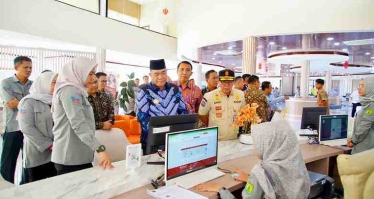 H M Toha Tohet SH melakukan kunjungan ke sejumlah perangkat daerah yang memberikan layanan langsung kepada masyarakat, Kamis (4/9/2025).