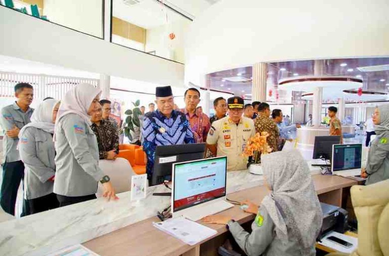 H M Toha Tohet SH melakukan kunjungan ke sejumlah perangkat daerah yang memberikan layanan langsung kepada masyarakat, Kamis (4/9/2025).
