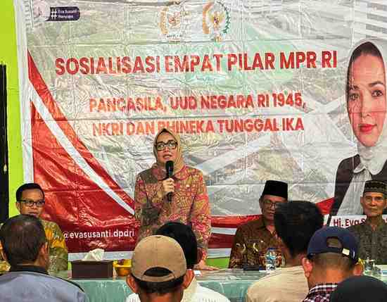 Anggota DPD/MPR RI asal Sumatera Selatan, Hj. Eva Susanti, kembali menunjukkan komitmennya dalam memperkuat wawasan kebangsaan masyarakat. Anggota DPD/MPR RI asal Sumatera Selatan, Hj. Eva Susanti, kembali menunjukkan komitmennya dalam memperkuat wawasan kebangsaan masyarakat.